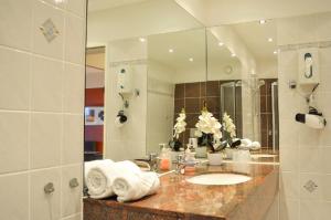 哈嫩克利博克斯维斯哈兹霍赫CAREA皇宫酒店的一间带水槽和大镜子的浴室