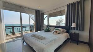 Ban Phlong TakheW Sea beach Rayong的一间卧室设有一张床,享有海景