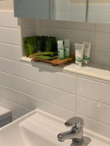 谢珀顿Shepparton Lakeside Serviced Apartment的浴室配有盥洗盆、镜子和盥洗盆