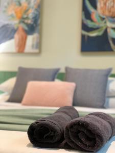 谢珀顿Shepparton Lakeside Serviced Apartment的一组毛巾,放在床上