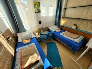 塞格德布莱恩扎旅馆的小房间设有两张床和一张桌子