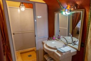 梅尔祖卡Erg chebbi Dunes Desert Camp的一间带水槽和镜子的浴室