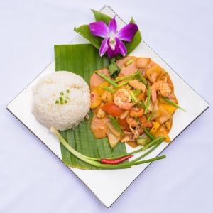 暹粒Happy Heng Heang Guesthouse的香蕉叶上一盘带虾和大米的食物