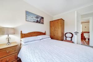 CottianGormley Residence的一间带白色床的卧室和一间浴室