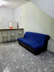 皮乌马Apartamento de 2 quartos的一间设有蓝色床和两把椅子的房间