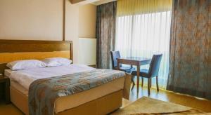 迪基利波拉酒店的酒店客房设有床、桌子和窗户。