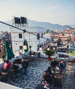加德满都Hotel Ama-La, Thamel, Kathmandu的一群人坐在建筑物屋顶上
