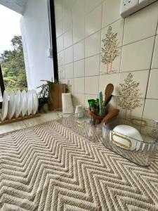 丹那拉打lily maison的浴室铺有Zigzag地毯。