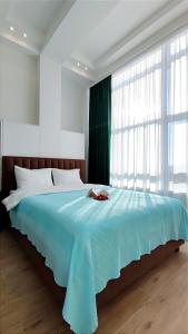 基希讷乌1,5 Bedroom downtown Chișinău的一张大床,位于带大窗户的房间里