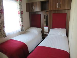 布德alphi3的两张睡床彼此相邻,位于一个房间里