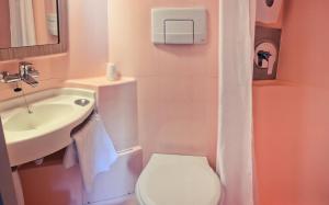 博韦普瑞米尔鲍威经典酒店的浴室配有白色卫生间和盥洗盆。
