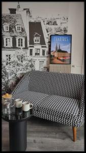 沙特尔Le p'tit Beauce au Cœur de Chartres的客厅配有一张可调节的沙发和一张桌子