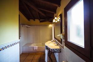 托莱多奇加拉尔卡拉瓦特斯酒店的带浴缸、水槽和镜子的浴室