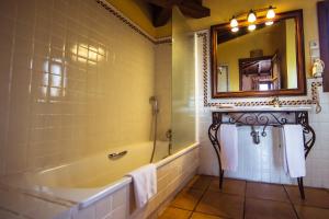 托莱多奇加拉尔卡拉瓦特斯酒店的带浴缸和镜子的浴室