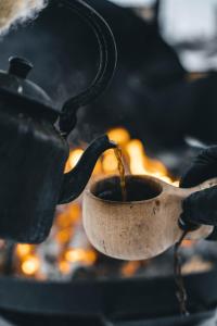 RomppalaVenejoen Piilo - Naava的一个人在炉子上喝杯咖啡
