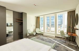 埃森埃森1号汽车旅店的卧室配有一张床、一张书桌和窗户。
