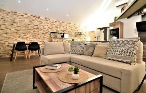 奥朗日Industrial loft centre ville Orange clim wifi的客厅配有沙发和桌子