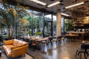 特拉维夫Play Midtown Hotel Tel Aviv的餐厅设有桌椅和窗户。
