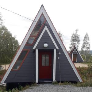 YlitornioKaremajat superb cottage的一间红色门的小房子