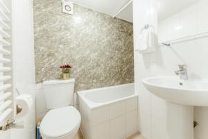 伦敦Upton Park Bedrooms 25 min to Central London的白色的浴室设有卫生间和水槽。