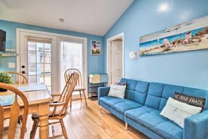 南雅茅斯Cozy Condo with Private Deck, Walk to Beach and Dining的客厅配有蓝色的沙发和桌子