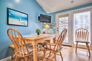 南雅茅斯Cozy Condo with Private Deck, Walk to Beach and Dining的一间带木桌和椅子的用餐室