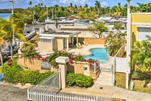 法哈多Fajardo Townhouse with Private Pool and Ocean View的享有带游泳池的房屋的空中景致