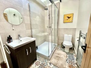 特里迪格Attenborough Cottage - 2 Bedroom Cottage的带淋浴、盥洗盆和卫生间的浴室