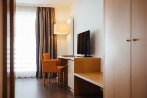 巴迪亚米罗迪亚德尔博斯科酒店的酒店客房配有书桌、电视和椅子