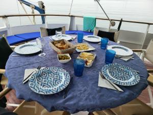 维戈Don Maximo的船上带食物盘的桌子
