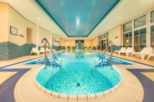 耶拿FAIR RESORT All Inclusive Wellness & Spa Hotel Jena的游泳池位于酒店中间