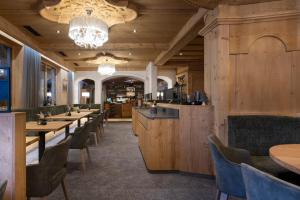 施图拜河谷新施蒂夫特斯图拜尔霍夫酒店的餐厅拥有木墙和桌椅