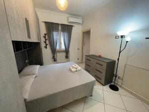 菲乌米奇诺TheMaki'sHouse的一间卧室配有一张床、一个梳妆台和一扇窗户。