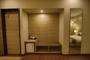 古尔冈GOA COUNTRY CLUB的一间设有一张床和步入式衣柜的房间