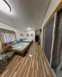 邦劳多莫斯当地旅馆的客厅配有床和沙发