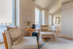 里斯本维莱德帕拉西奥圣卡塔琳娜州酒店的客厅配有两把椅子和一张桌子