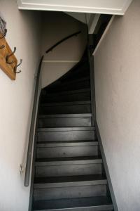 滨海卡特韦克huisje de Strandjutter的楼梯,有黑色台阶的建筑