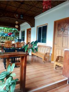 邦劳多莫斯当地旅馆的餐厅设有木桌和椅子,铺有木地板