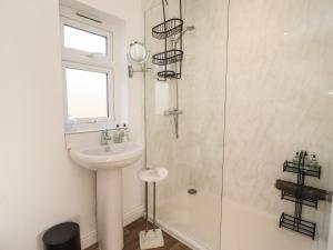 布兰德福德福鲁姆Dreamwood的白色的浴室设有水槽和淋浴。