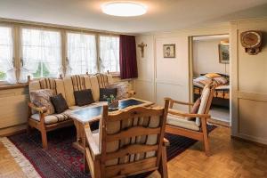 阿彭策尔Ferienhaus Wühre的客厅配有沙发和桌椅