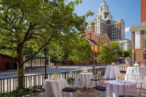 费城Philadelphia Marriott Old City的城市街道上一组带白色桌布的桌子