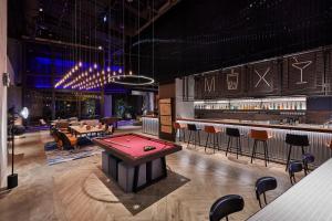 台中市Moxy Taichung的一个带台球桌和酒吧的赌场