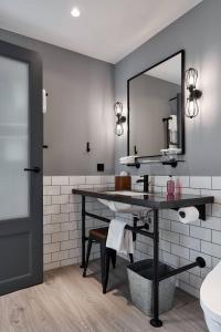 台中市Moxy Taichung的一间带水槽和镜子的浴室