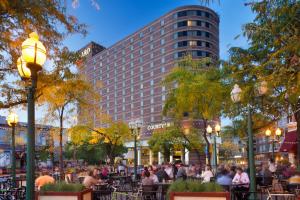 明尼阿波利斯明尼阿波利斯市中心万怡酒店的一群坐在大楼前桌旁的人