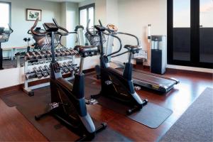 阿尔赫西拉斯AC Hotel Algeciras by Marriott的健身房设有数台跑步机和有氧运动器材