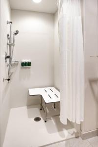 维尔京Fairfield Inn & Suites by Marriott Virgin Zion National Park的带淋浴和长凳的白色浴室