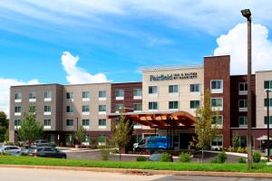 BerwynFairfield Inn & Suites by Marriott Philadelphia Valley Forge/Great Valley的停车场里酒店 ⁇ 染