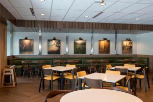 BerwynFairfield Inn & Suites by Marriott Philadelphia Valley Forge/Great Valley的用餐室配有桌椅和壁画