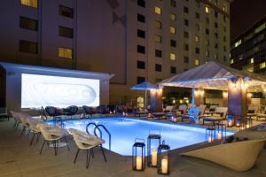 凤凰城坎比万豪豪华生活傲途格精选酒店的一个带椅子和屏幕的大型游泳池