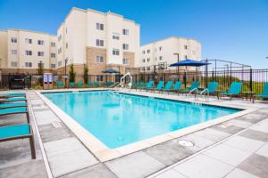 圣何塞Fairfield Inn & Suites by Marriott San Jose North/Silicon Valley的一个带椅子和遮阳伞的游泳池